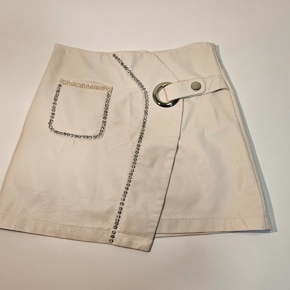 Pleather skirt/skort with rhinestones in light cream color. Size XL. NWOT - Picture 2 of 6